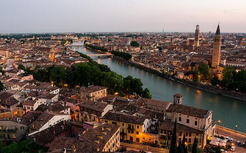 De Adige stroomt door Verona